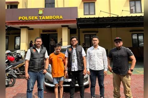 Agnez waria kencan dengan satpam .